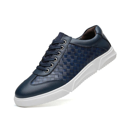 Scarpa da ginnastica blu scuro intrecciata, suola bianca, design elegante e moderno, perfetta per moda casual e comfort quotidiano.