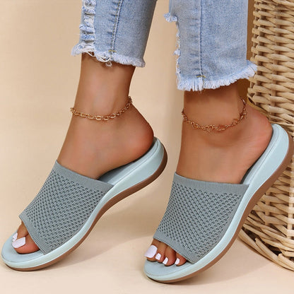Sandali estivi donna in maglia grigia, suola comoda, abbinati a jeans strappati. Moda casual, calzature trendy, stile estivo.