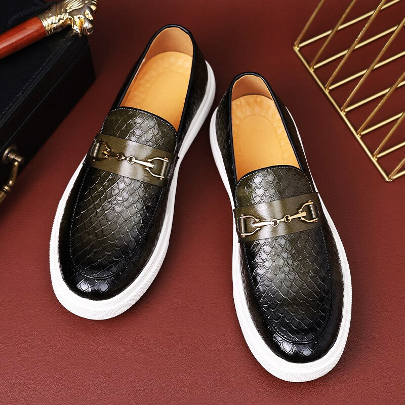 Scarpe mocassini uomo in pelle nera con motivo a squame, suola bianca e dettaglio metallico dorato. Eleganti e moderne, ideali per look casual-chic.