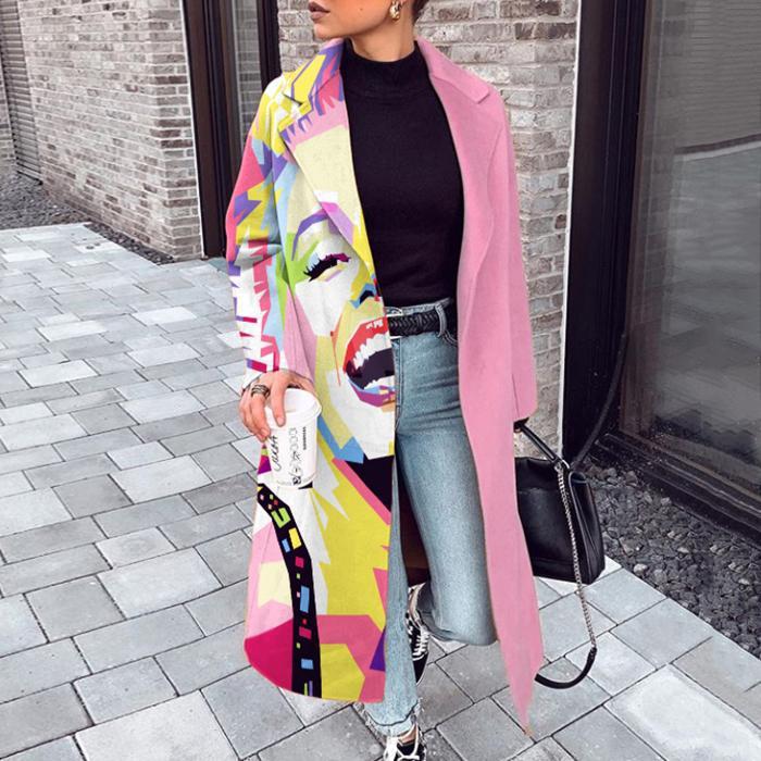 Donna con cappotto colorato pop art, jeans e maglione nero, tiene una tazza da caffè. Moda urbana, street style, abbigliamento casual chic.