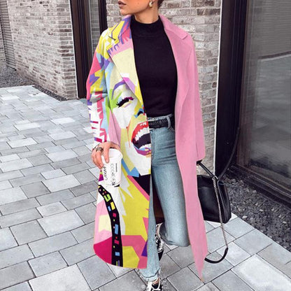 Donna con cappotto colorato pop art, jeans e maglione nero, tiene una tazza da caffè. Moda urbana, street style, abbigliamento casual chic.