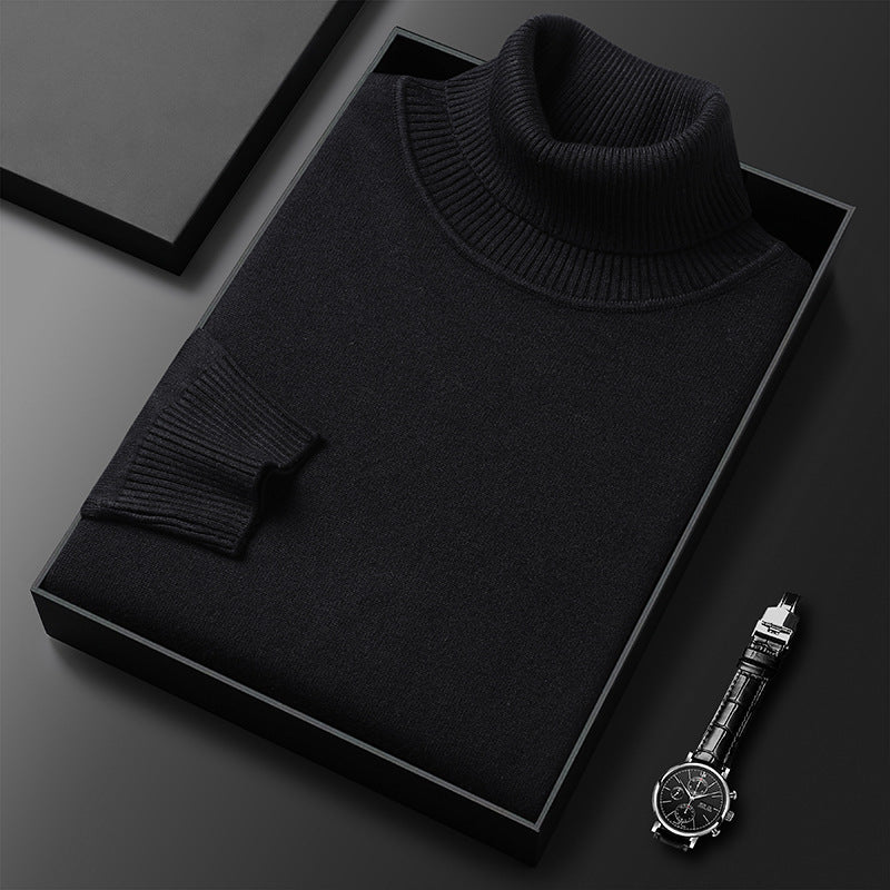 Maglione dolcevita nero elegante in scatola regalo su sfondo nero, accanto a orologio da polso di lusso. Moda uomo, abbigliamento invernale.